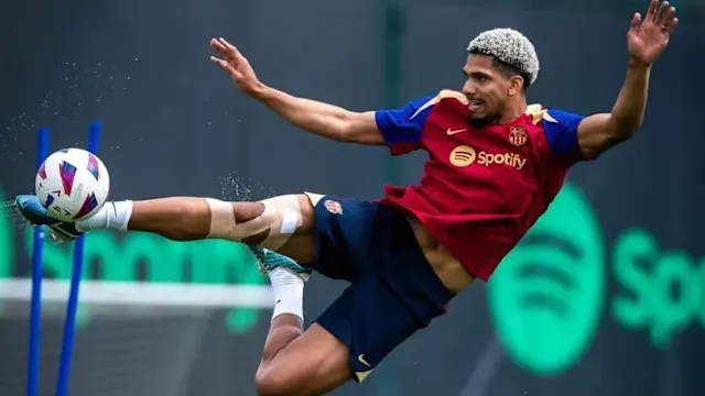 Barcelona đối mặt bài toán khó: Bán Araujo để chiêu mộ Nico Williams?